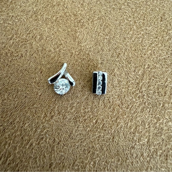 Jewelry - Silver and Sparkly Pendant Set